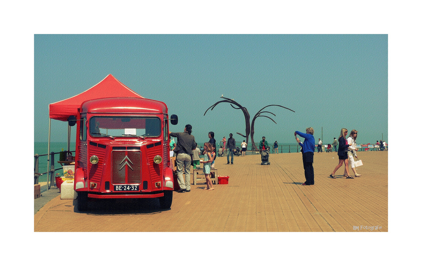 Roter Bus-BlauerHimmel-Nordsee