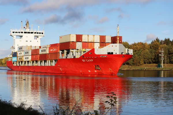 roter Containerfeeder 