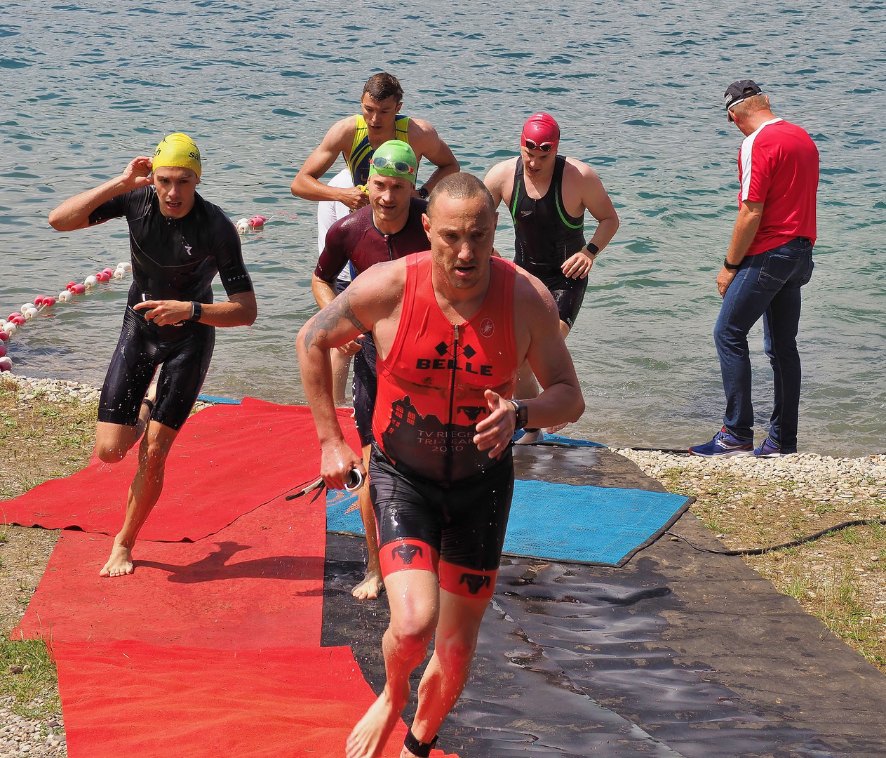 Roter Empfangsteppich nach dem Schwimmen