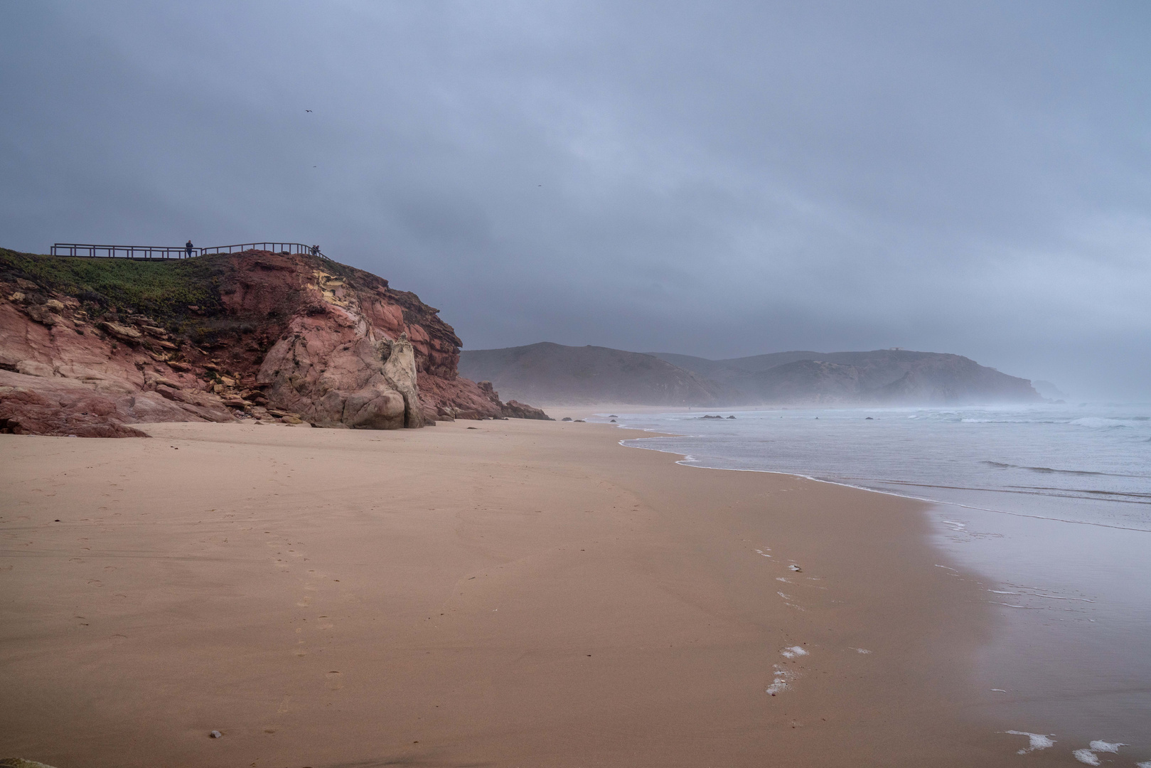 Roter Fels am Strand von Portugal