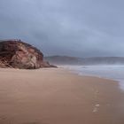 Roter Fels am Strand von Portugal