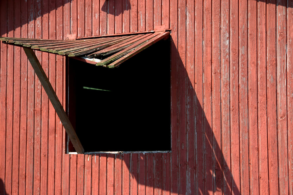 Roter Fensterladen