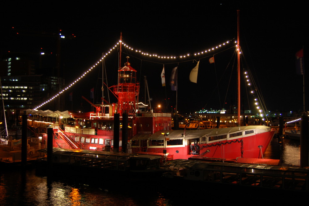 Roter Feuerschiff im Restaurant mit Live Jazz Music