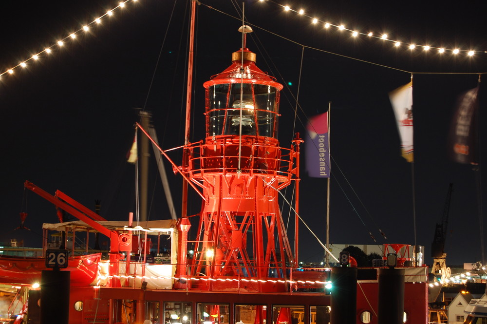 Roter Feuerschiff mit Leuchturm