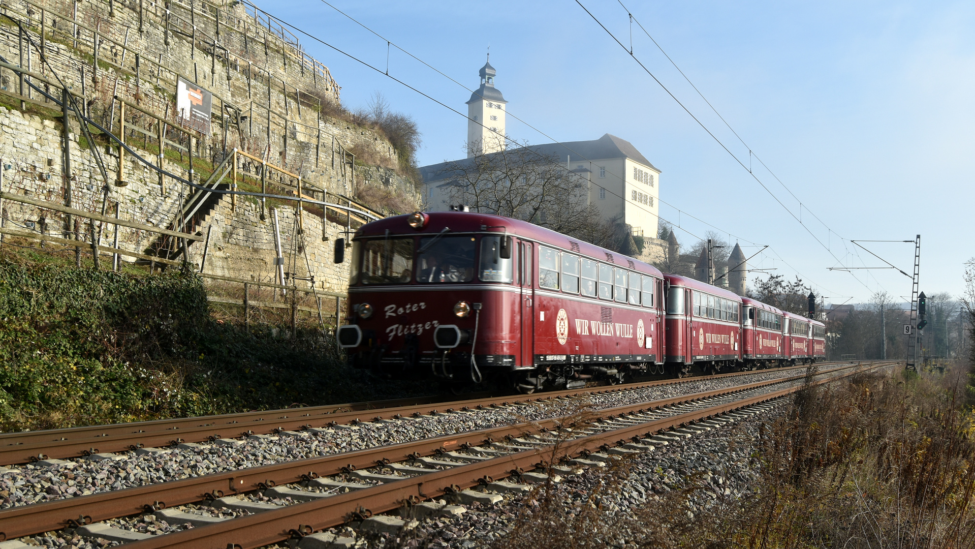 "Roter Flitzer" auf der Neckartalbahn unterhalb Burg Horneck bei Gundelsheim 17.12.2023