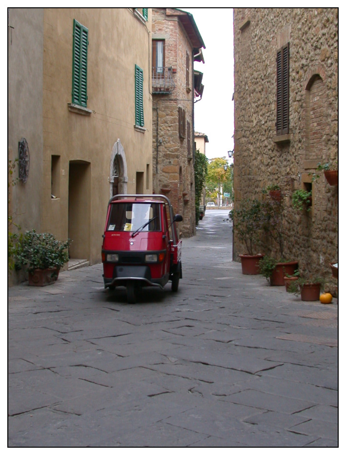 Roter Flitzer in Pienza