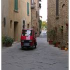 Roter Flitzer in Pienza