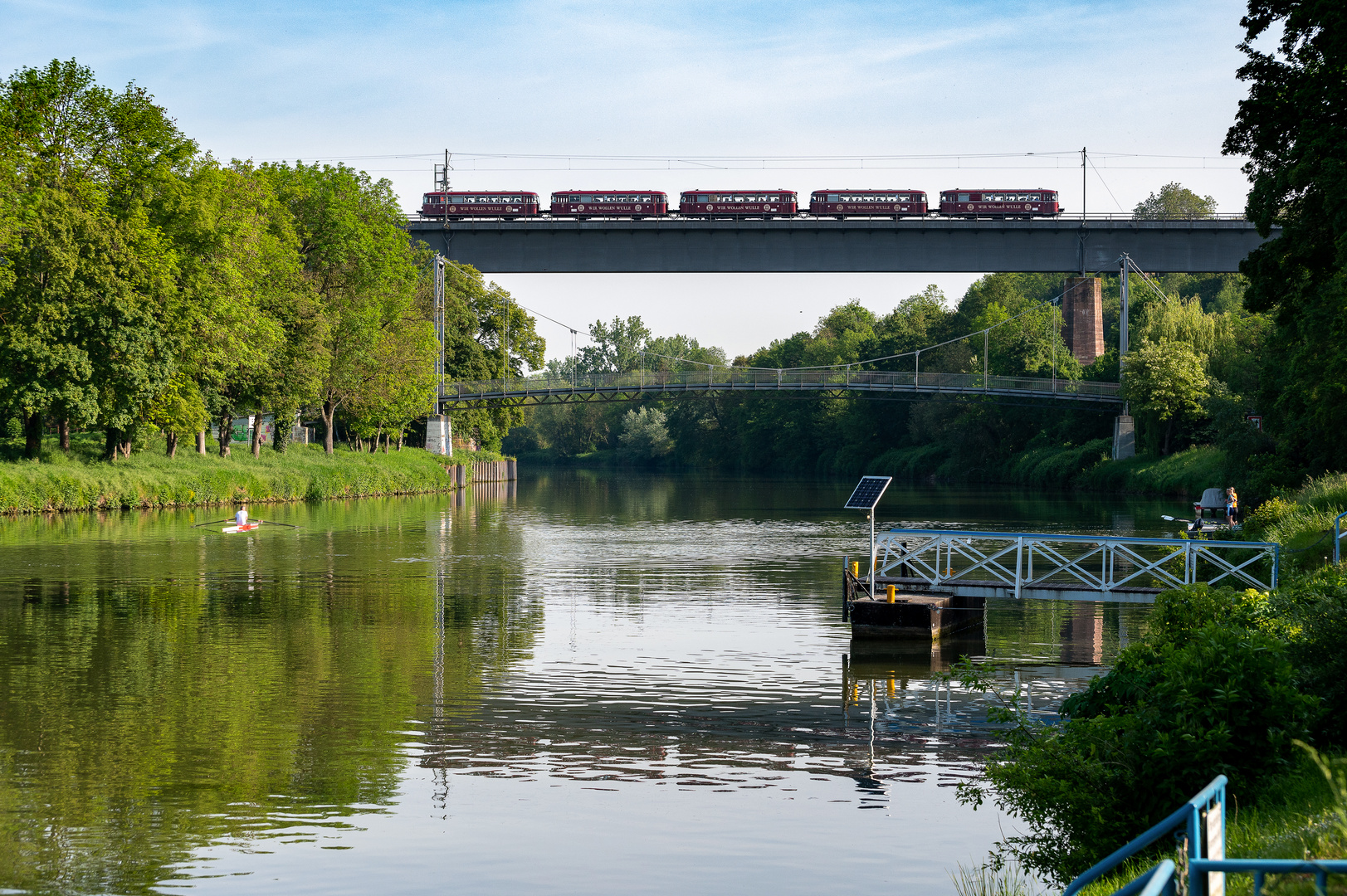 Roter Flitzer über dem Neckar