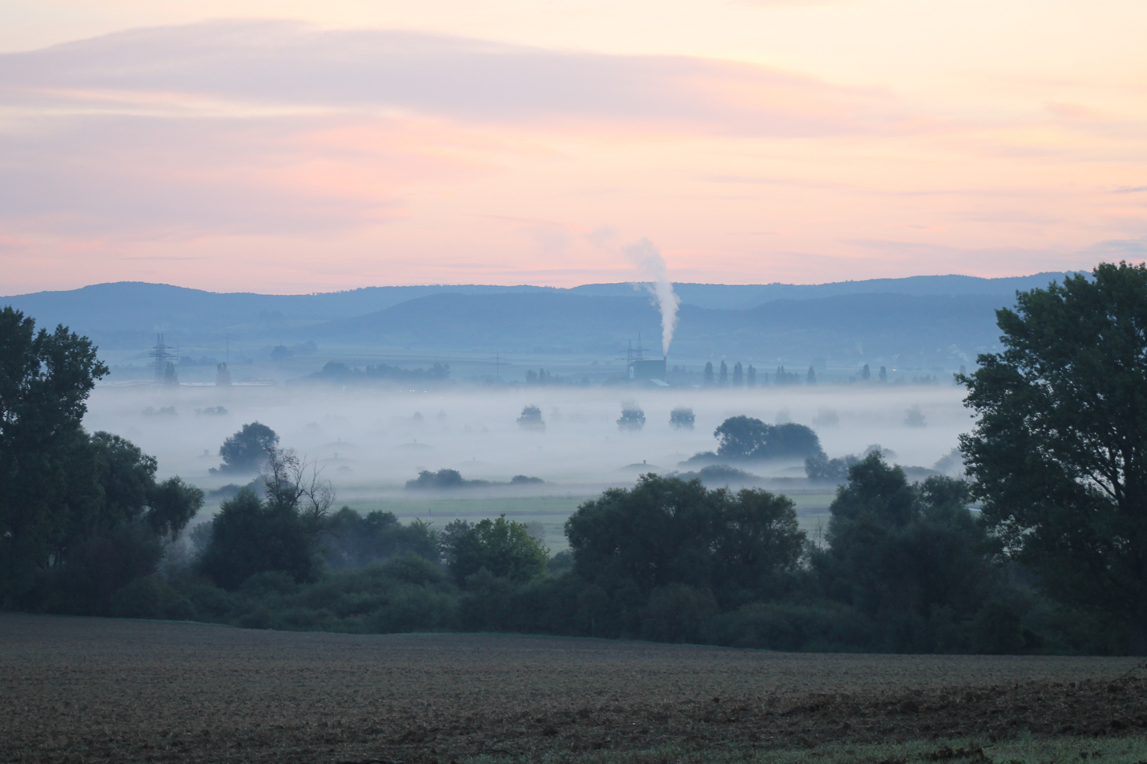 Roter Himmel mit Bodennebel