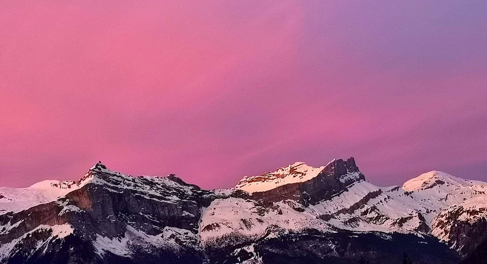 Roter Himmel über den Alpen