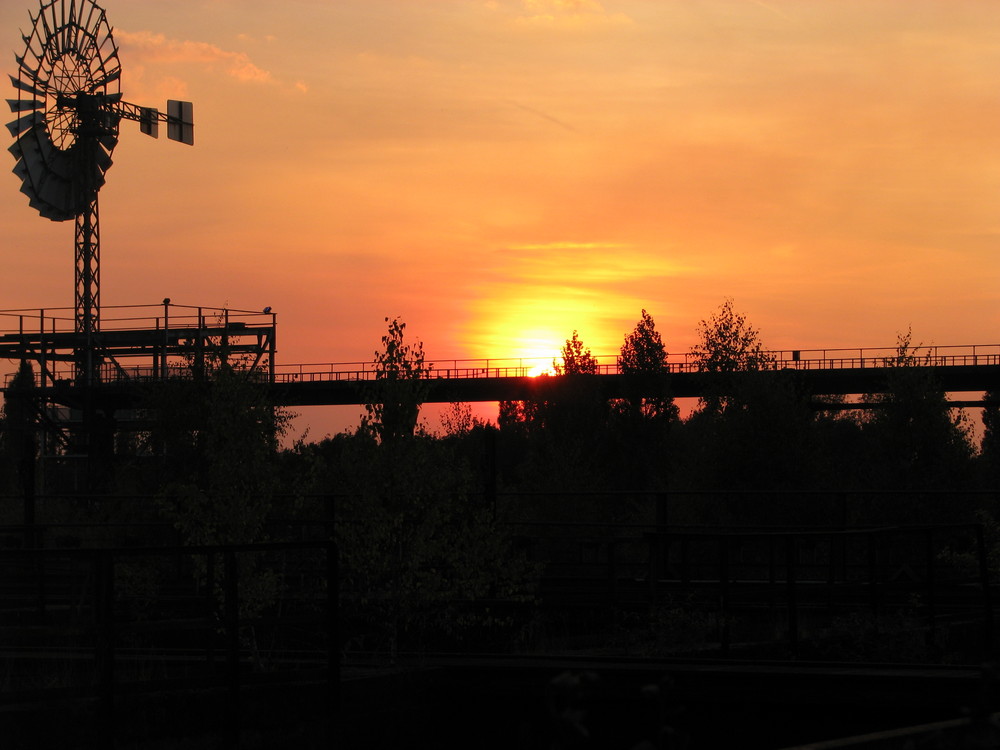 Roter Himmel über Duisburg