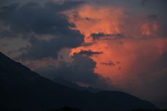 Roter Koboldkopf am Himmel