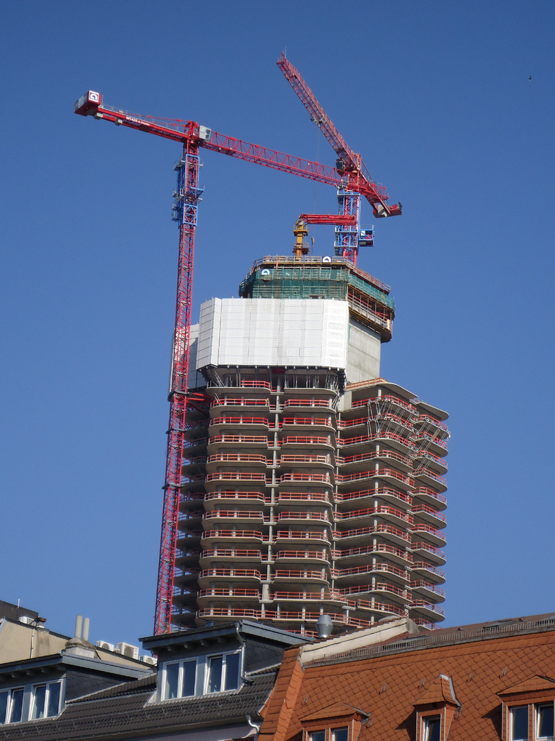 Roter Kran am Hochhaus