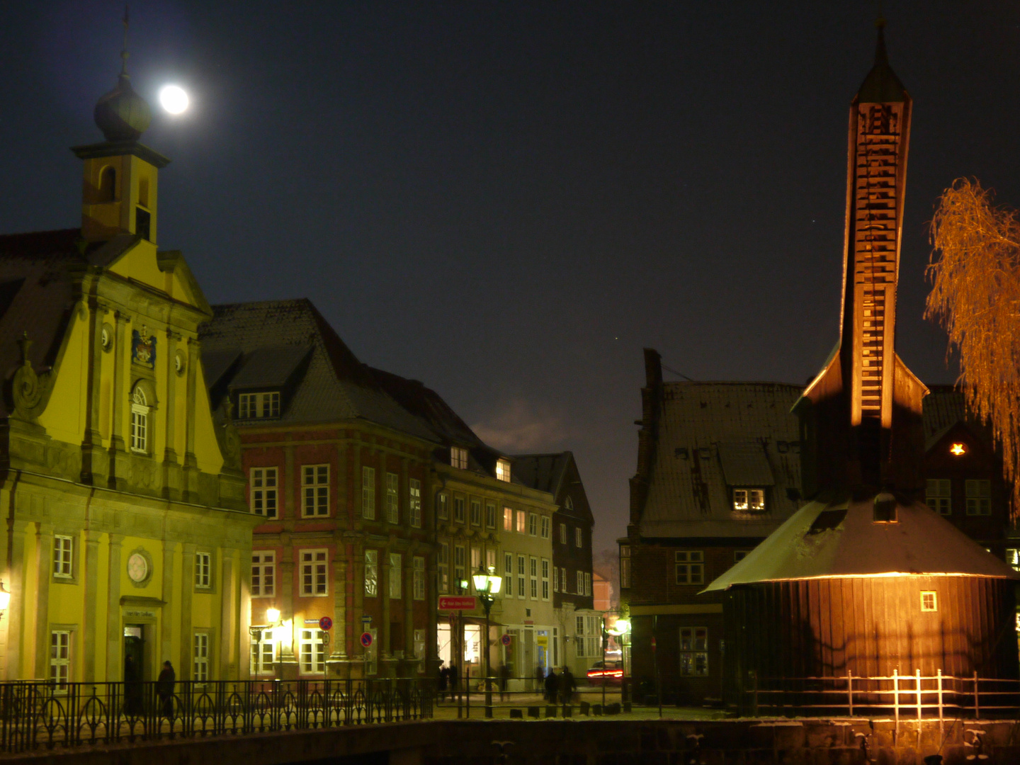 Roter Kran bei Nacht