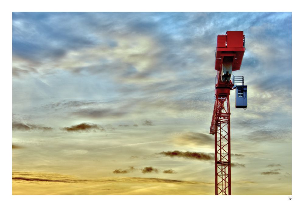 Roter Kran mit Abendhimmel