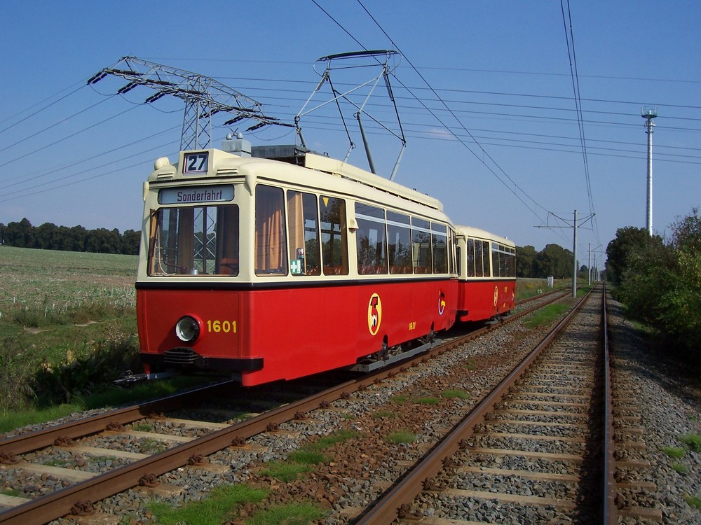 Roter Lowa-Zug