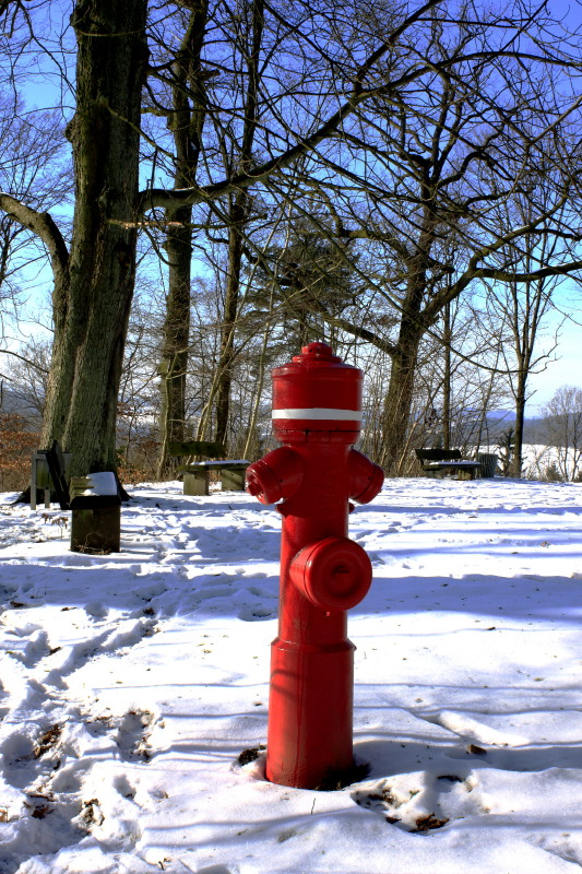 Roter Mann im Schnee