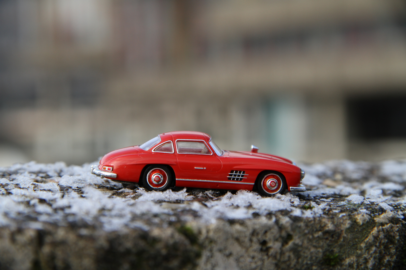 Roter Mercedes 300 SL