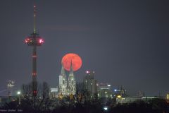 Roter Mond 3