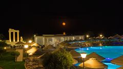 roter Mond am Pool