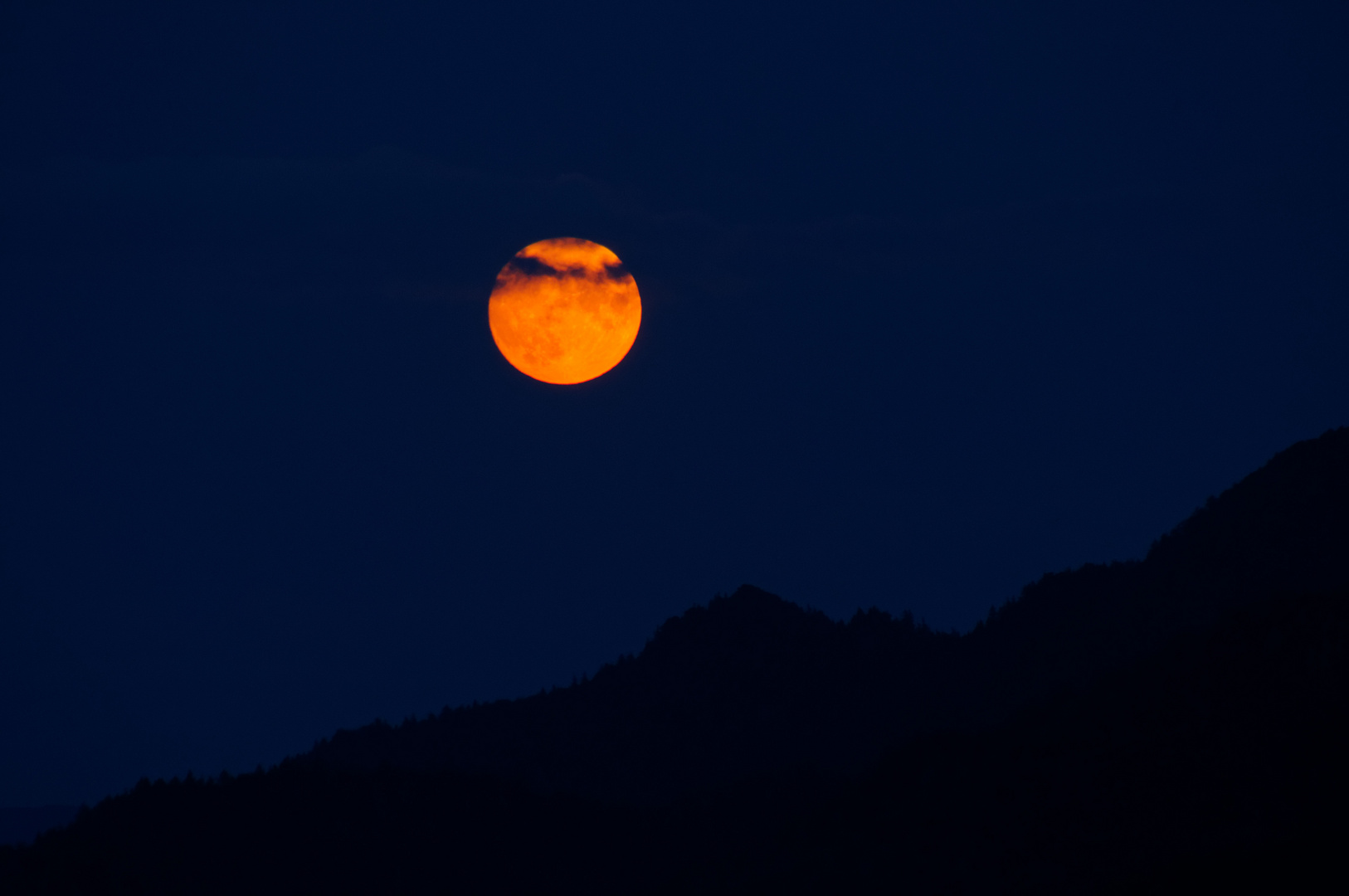 Roter Mond, du gehst so stille...