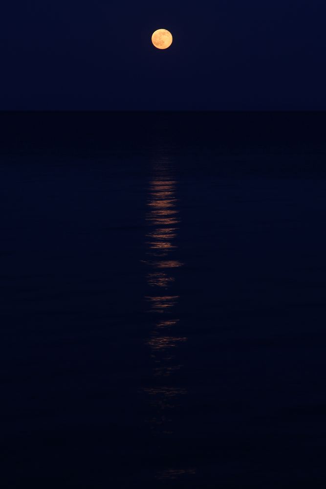 Roter Mond in blauer Stunde (Samos)