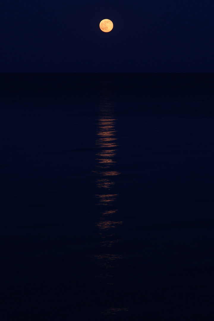Roter Mond in blauer Stunde (Samos)