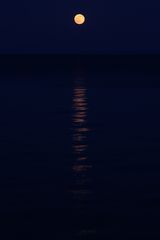 Roter Mond in blauer Stunde (Samos)