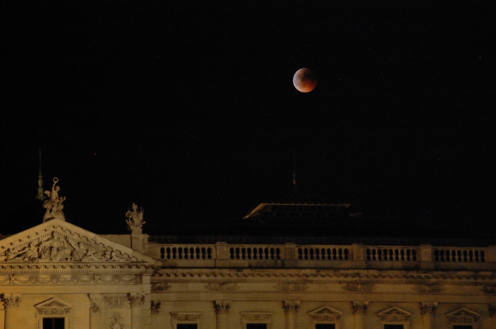 roter Mond in Wien