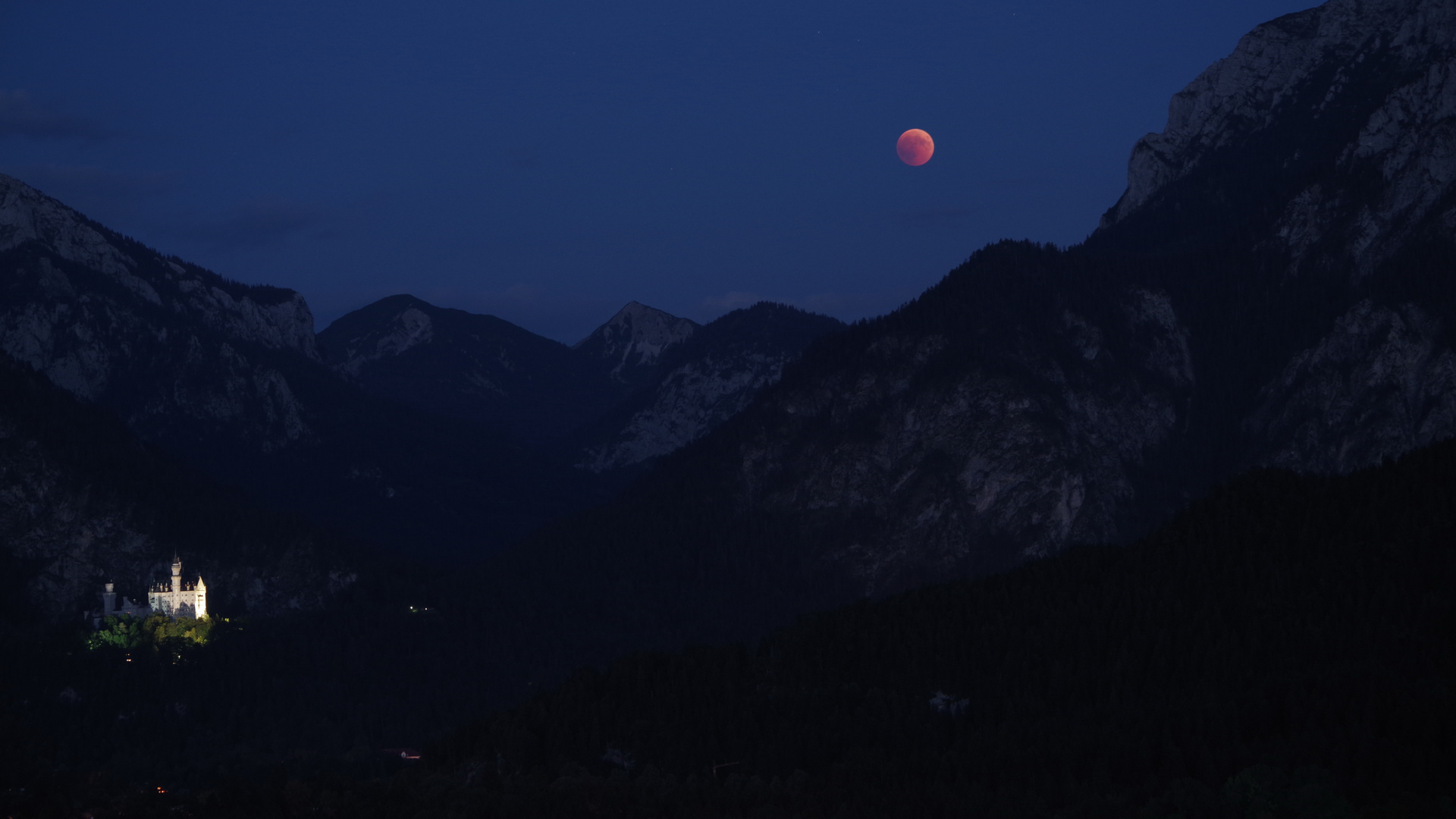 Roter Mond über Neuschwanstein