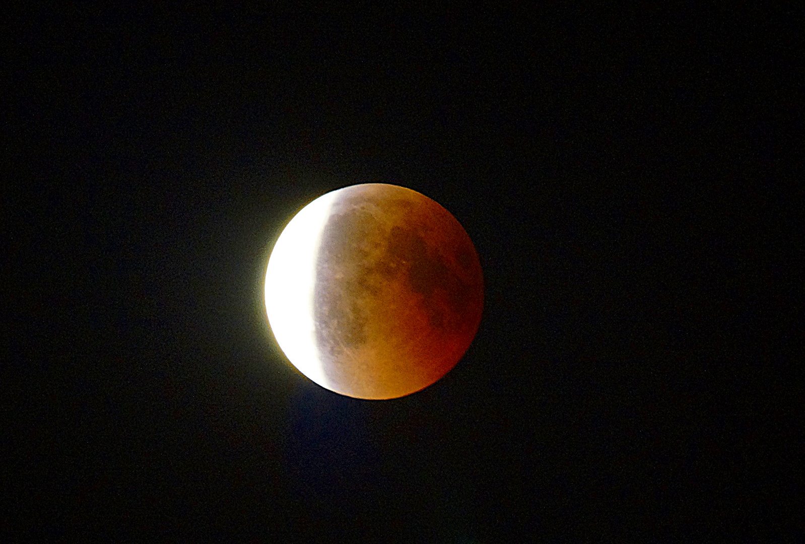 Roter Mond wird wieder hell