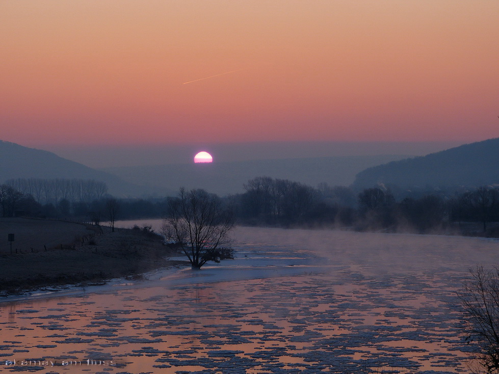 Roter Morgen am Eis-Fluss Weser