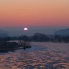 Roter Morgen am Eis-Fluss Weser
