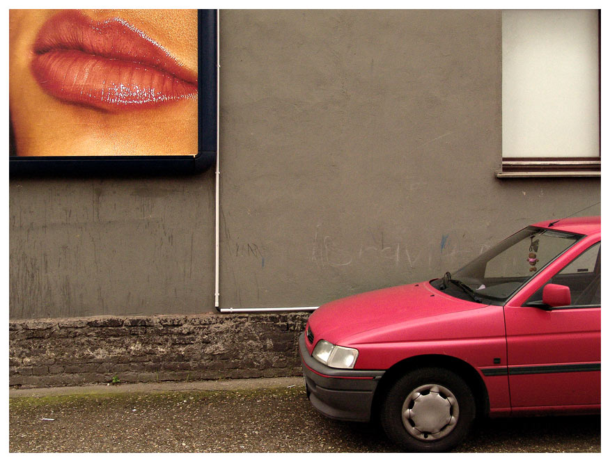 roter-mund-neben-rotem-auto-geparkt