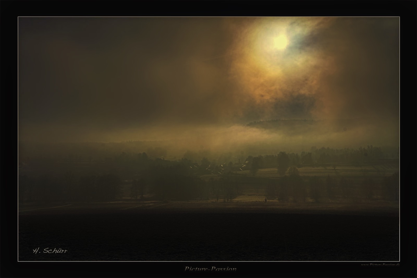 Roter Nebel über dem Dorf