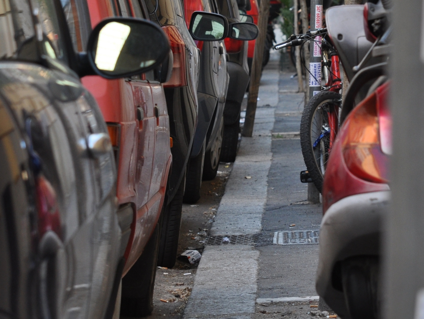 roter Parkplatz