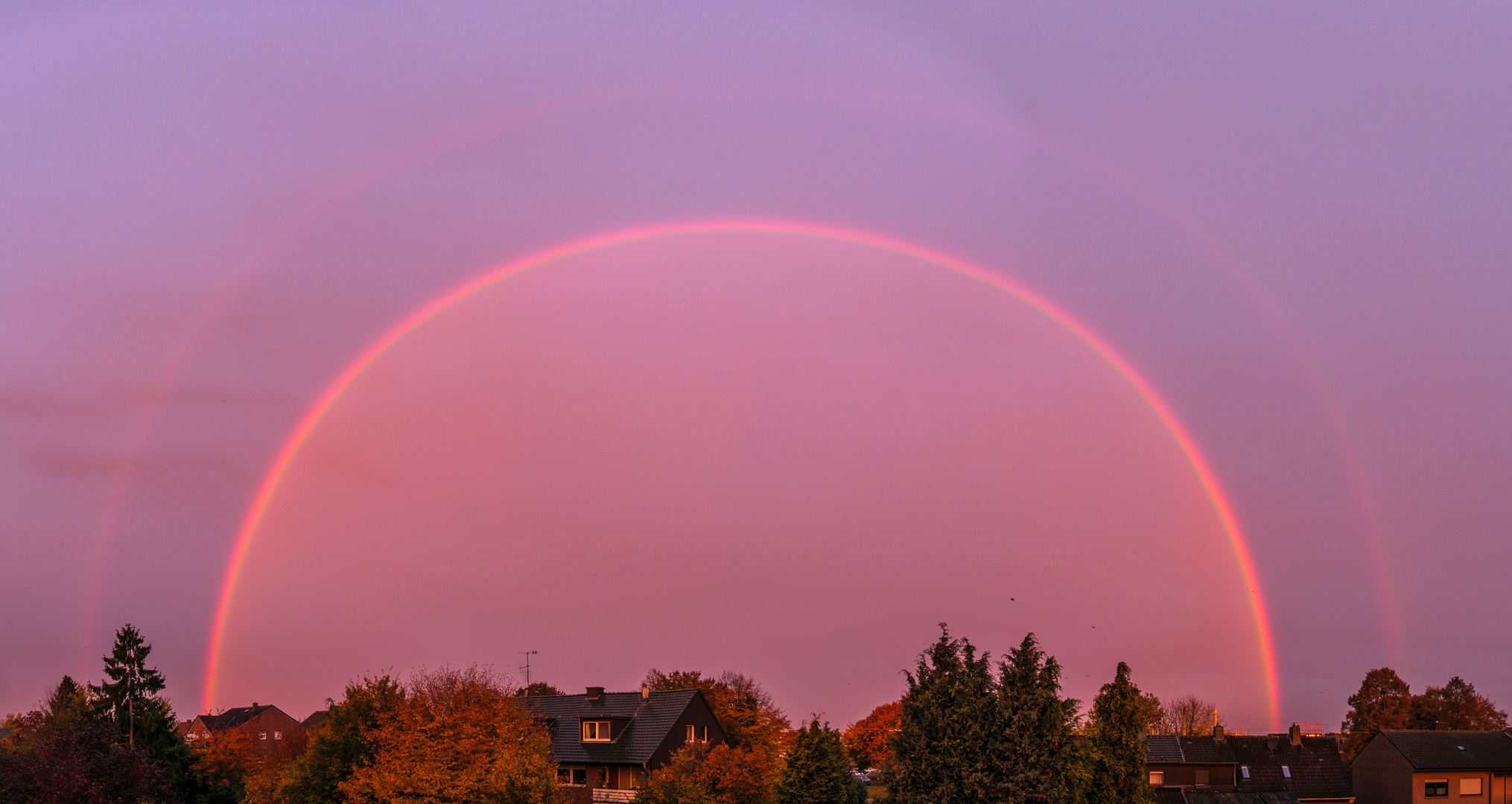 Roter Regenbogen zu Sonnenaufgang