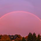 Roter Regenbogen zu Sonnenaufgang