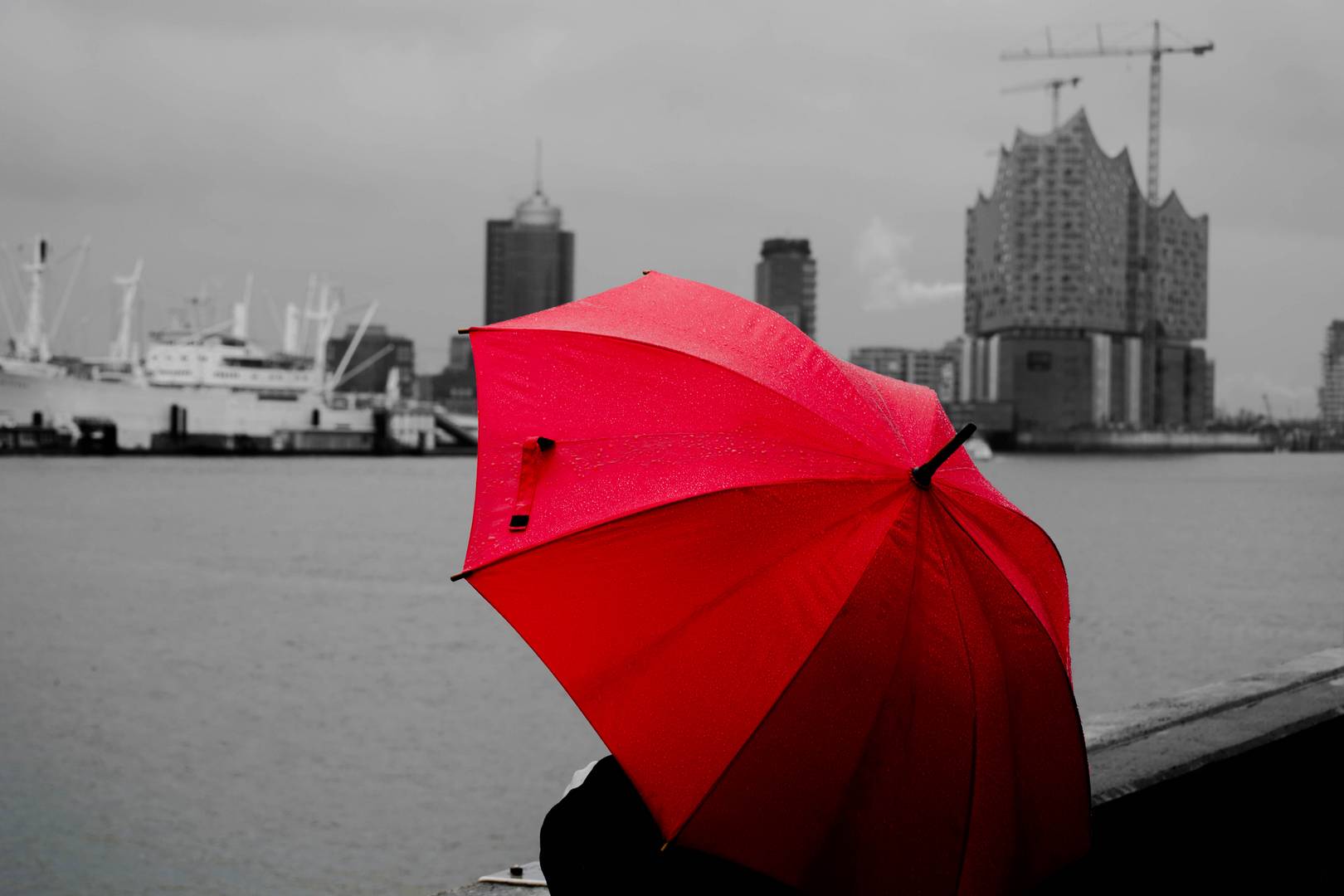 Roter Regenschirm