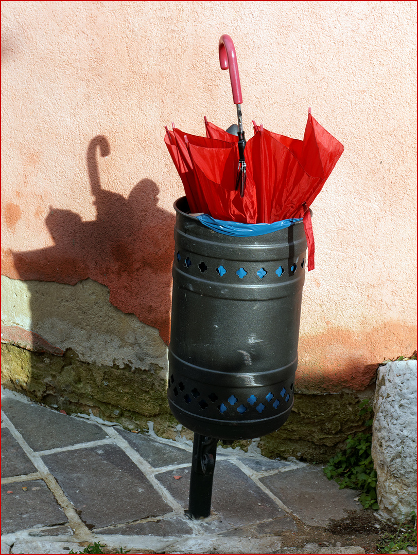 Roter Regenschirm