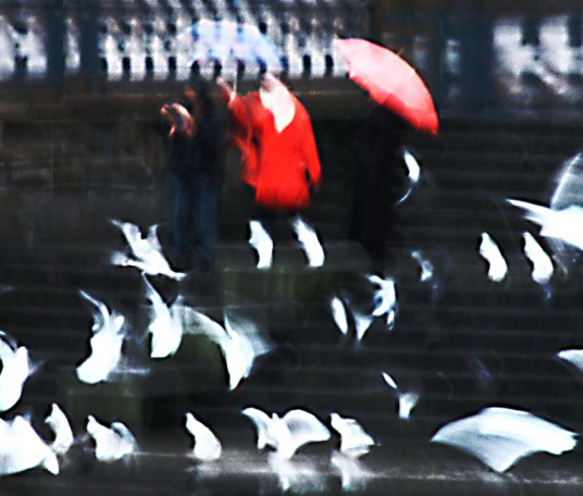 Roter Regenschirm trifft auf fliegende Papiertüten