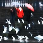 Roter Regenschirm trifft auf fliegende Papiertüten