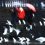 Roter Regenschirm trifft auf fliegende Papiertüten