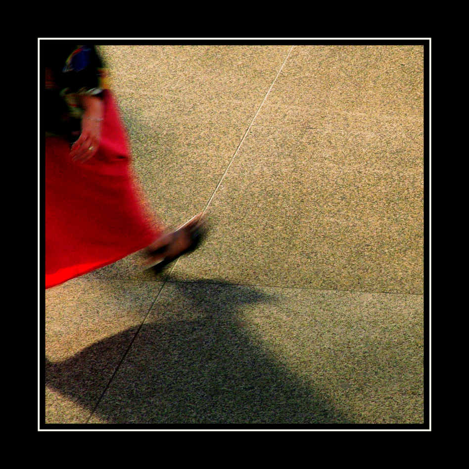 Roter Rock und sein Schatten, Flughafen München 2004