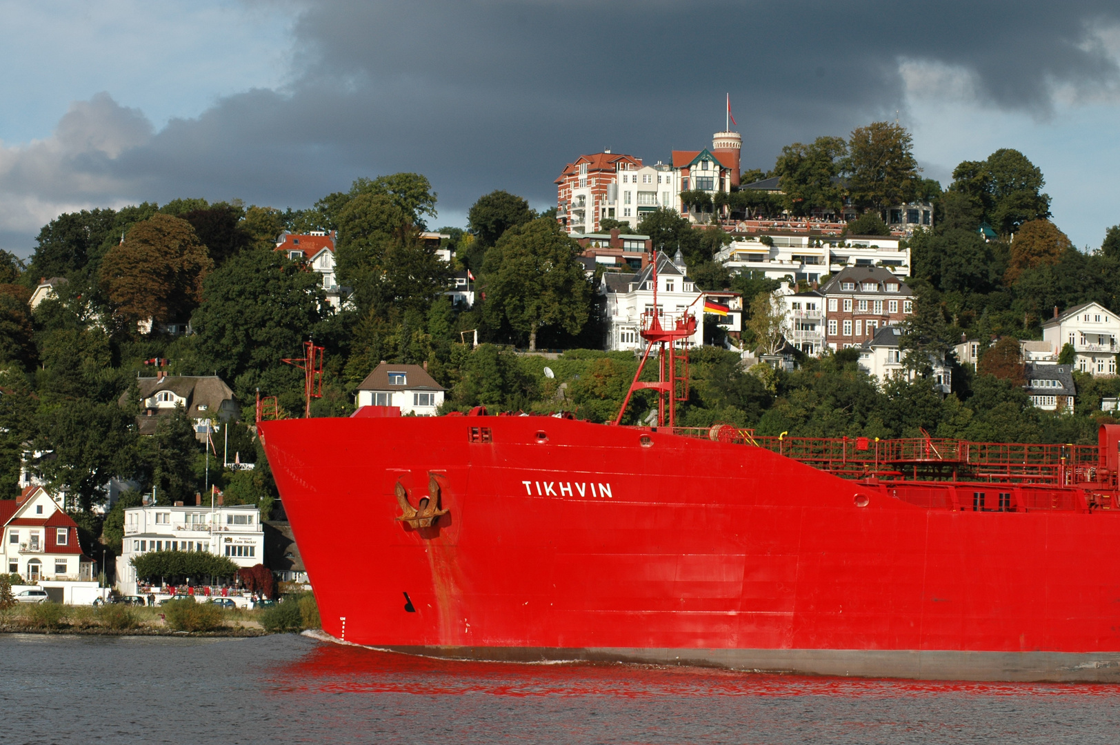 roter Rumpf vor Blankenese