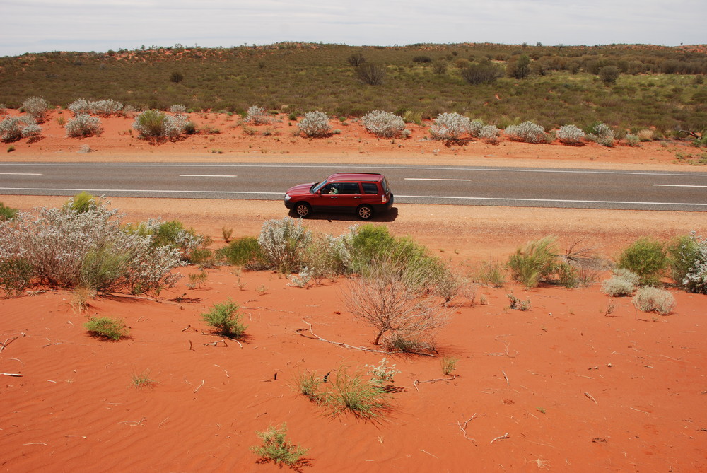 Roter Sand mit rotem Auto