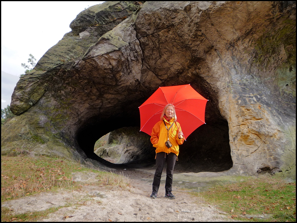 roter Schirm vor schwarzem Loch