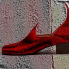 Roter Schuh auf Metall