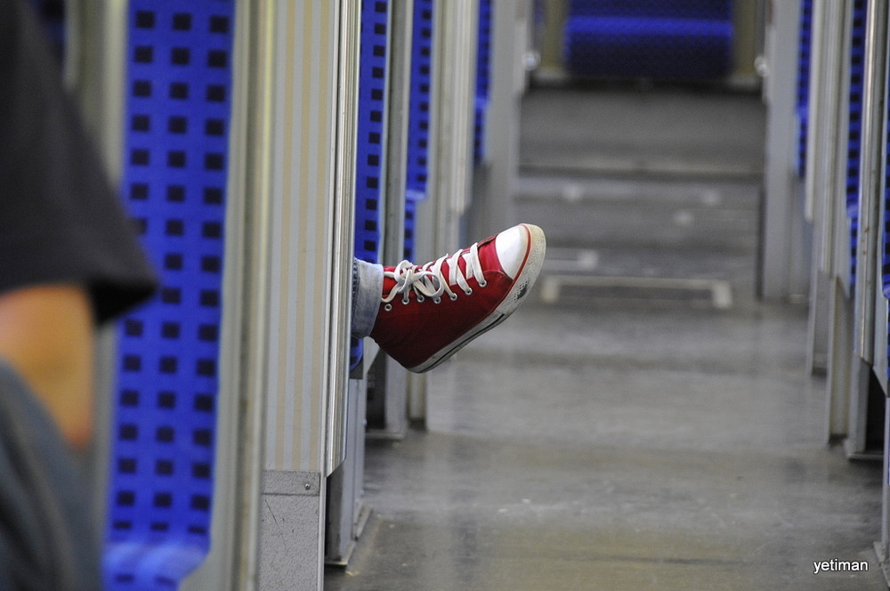 roter Schuh im blauen Salon