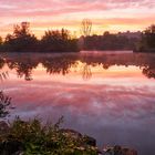 Roter Sonnenaufgang über dem Main